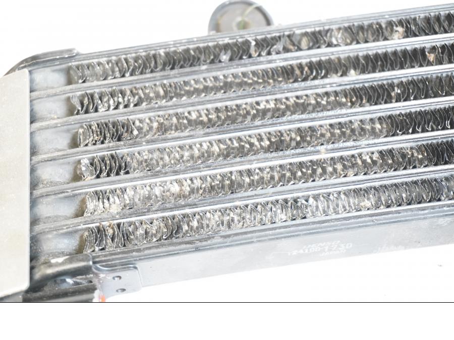 Snett nerifrån på Oljekyl från en Yamaha XJR 1300 -2001 motorcykel.