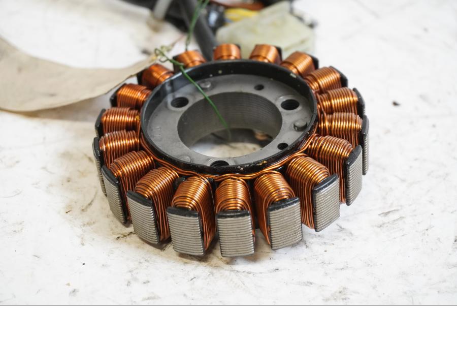 Baksidan på Generator från en Honda CBR 125 R -2004 motorcykel.