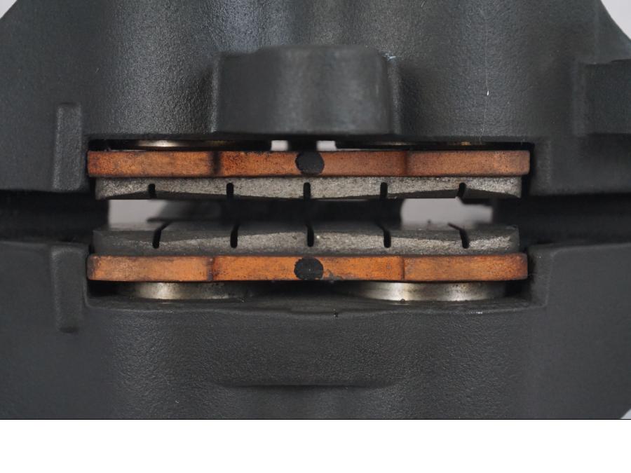 Snett nerifrån på Bromsok från en Kawasaki Z 900 -2021 motorcykel.