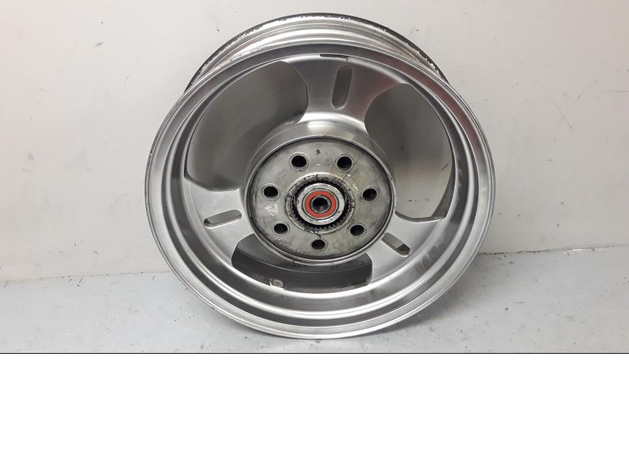 Baksidan på Fälg från en Suzuki VZ 1600 -2005 motorcykel.