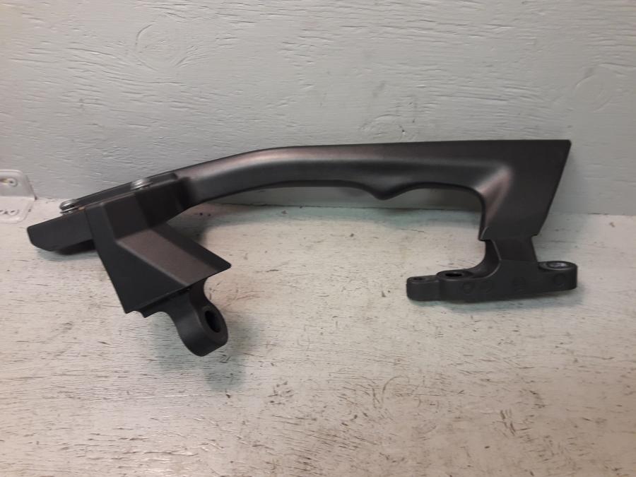 Baksidan på Passagerarhandtag från en Kawasaki GTR 1400 -2012 motorcykel.