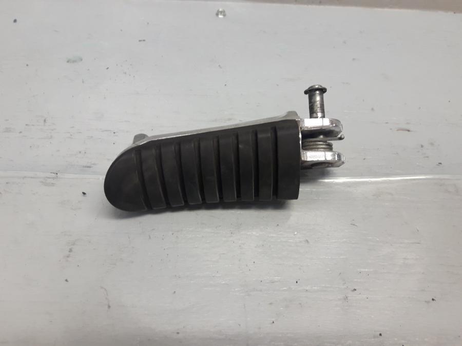 Framsidan på Fotpinne från en Suzuki DL 1000 -2018 motorcykel.