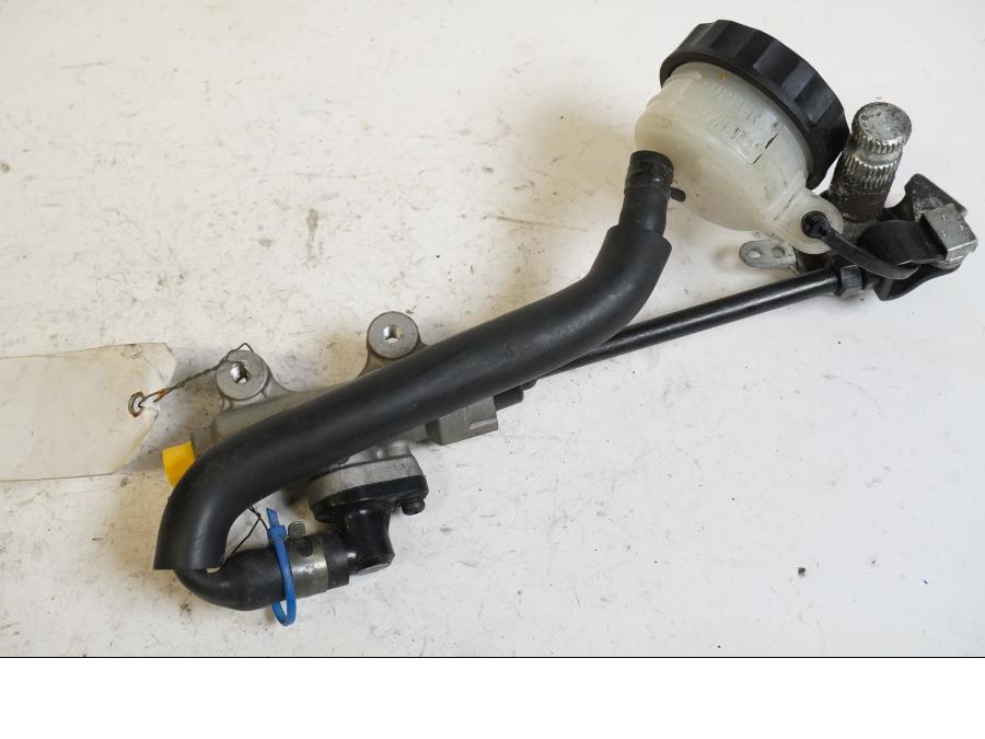 Baksidan på Bromshuvudcylinder från en Honda CB 750 SF -1999 motorcykel.