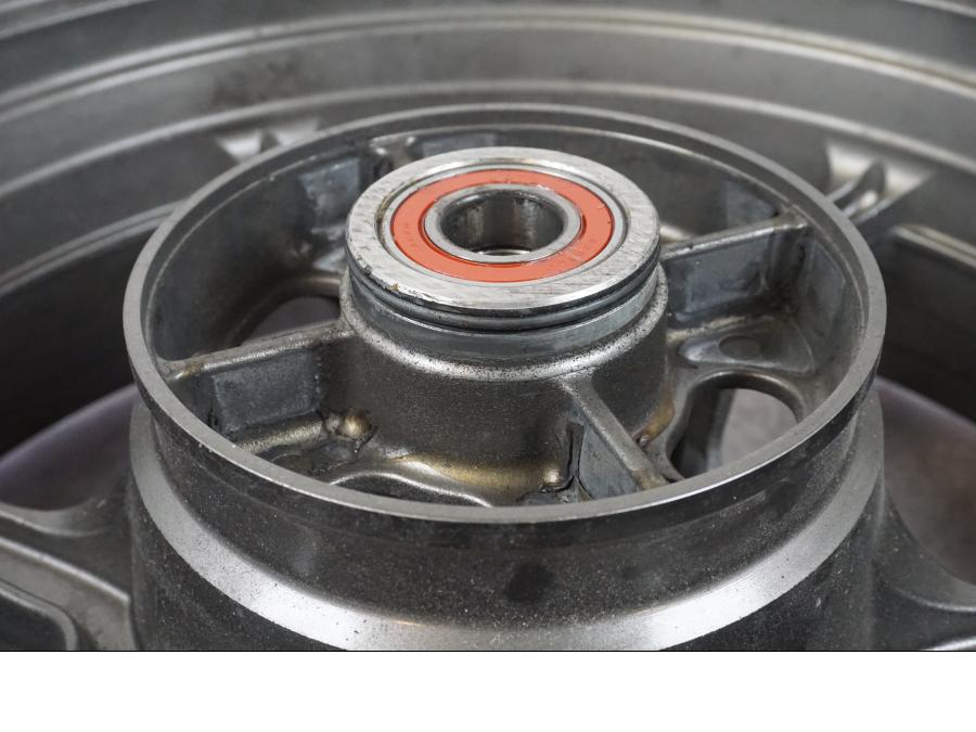 Extrabild6 på Fälg från en Kawasaki ZX-6R -2006 motorcykel.