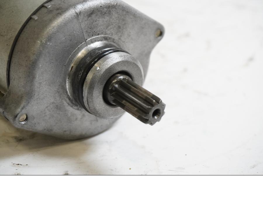 Baksidan på Startmotor från en Honda CBR 900 RR -2000 motorcykel.