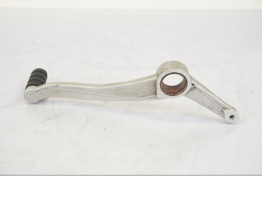 Snett nerifrån på Växelpedal från en BMW S 1000 XR -2019 motorcykel.