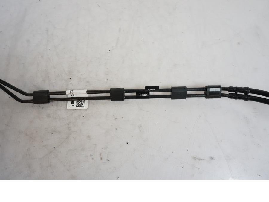 Snett uppifrån på Bromsledning från en H-D Softail Sport Glide FLSB -2022 motorcykel.