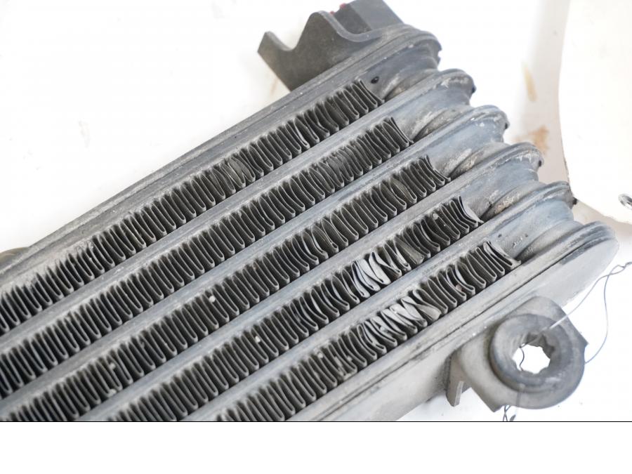 Snett nerifrån på Oljekyl från en Suzuki DL 1000 -2004 motorcykel.