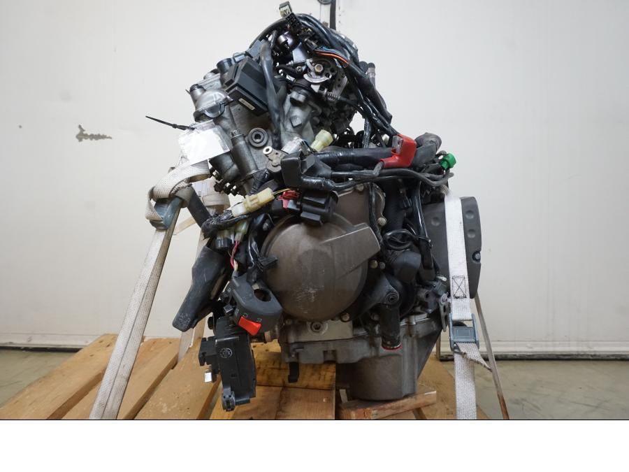 Vänster sida på Motorpaket från en Kawasaki ZX-6R -2005 motorcykel.