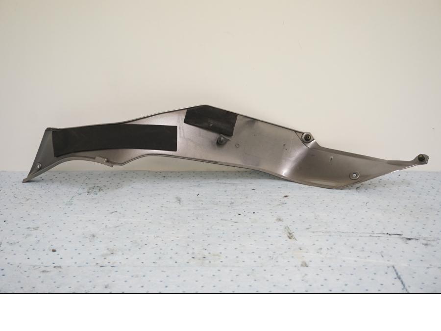 Baksidan på Bensintankskåpa från en Kawasaki Ninja H2 -2019 motorcykel.