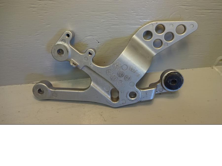 Baksidan på Fotpinnefäste från en Yamaha YZF-R 125 -2012 motorcykel.