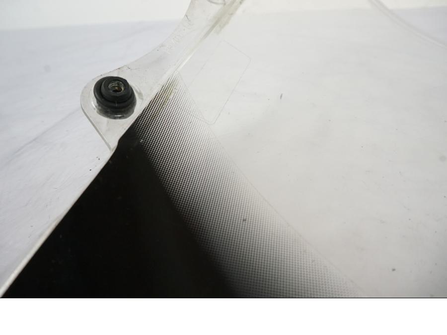 Snett nerifrån på Vindruta från en Honda CBR 125 R -2006 motorcykel.