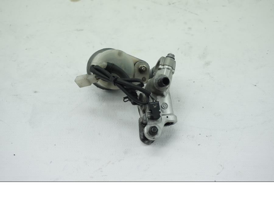 Baksidan på Bromshuvudcylinder från en KTM 950 SM -2006 motorcykel.