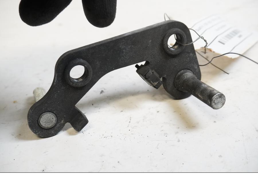 Baksidan på Bromsoksfäste från en Suzuki M 1800 -2009 motorcykel.