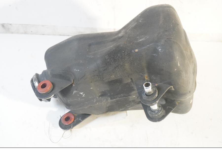 Vänster sida på Mellanburk från en KTM 125 Duke -2017 motorcykel.