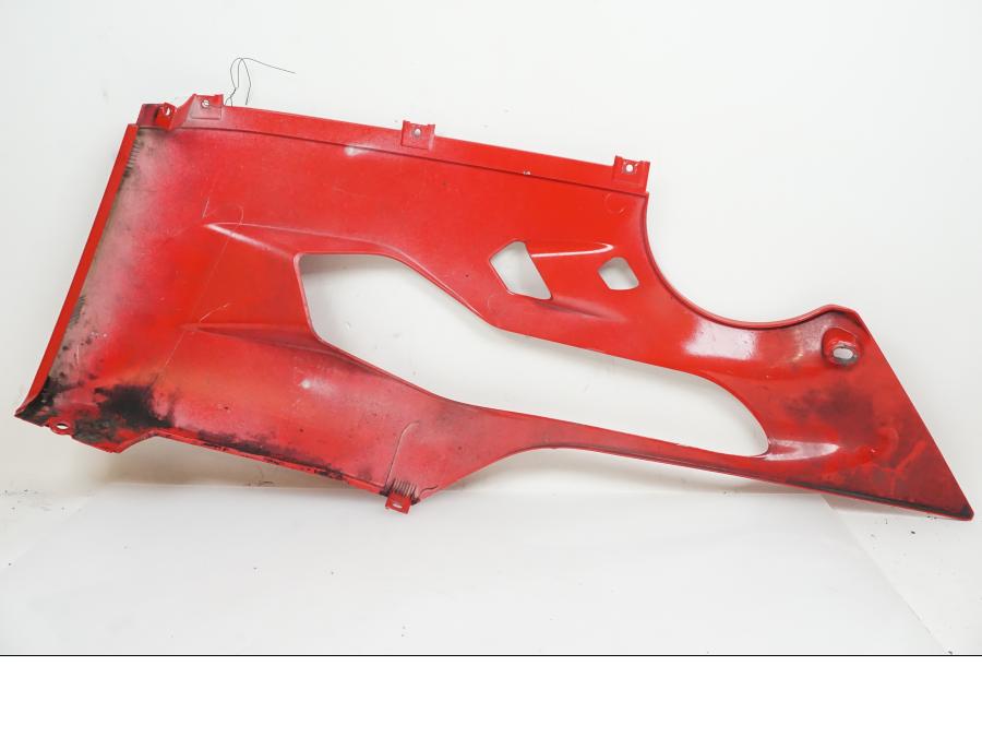 Snett nerifrån på Magkåpa från en Ducati 899 Panigale -2014 motorcykel.