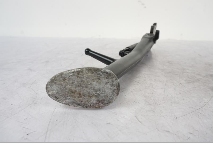 Snett nerifrån på Sidostöd från en KTM 1290 Super Duke R -2021 motorcykel.