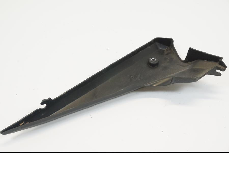 Snett nerifrån på Sidopanel från en Yamaha XJ 6 -2011 motorcykel.