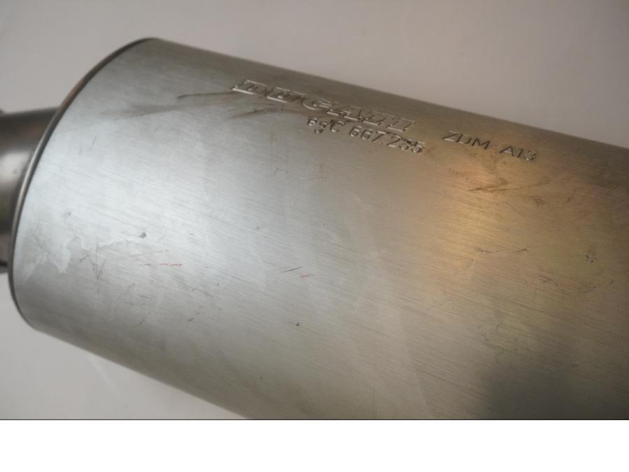 Snett uppifrån på Ljuddämpare från en Ducati Monster 600 -1998 motorcykel.