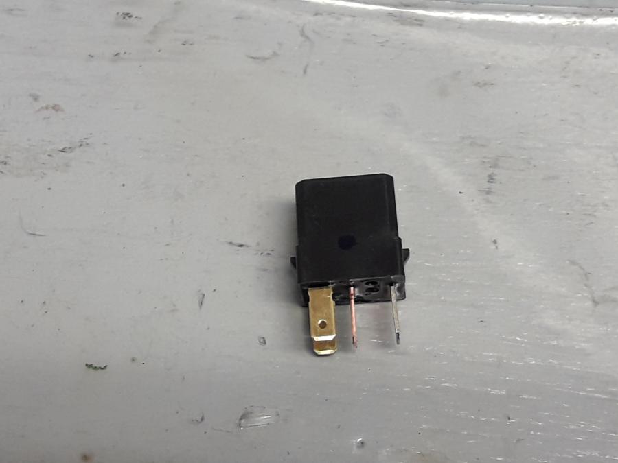 Framsidan på Relä från en Yamaha FZ-6 -2004 motorcykel.