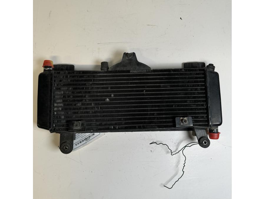 Baksidan på Vattenkyl från en Yamaha XTZ 750 -1989 motorcykel.