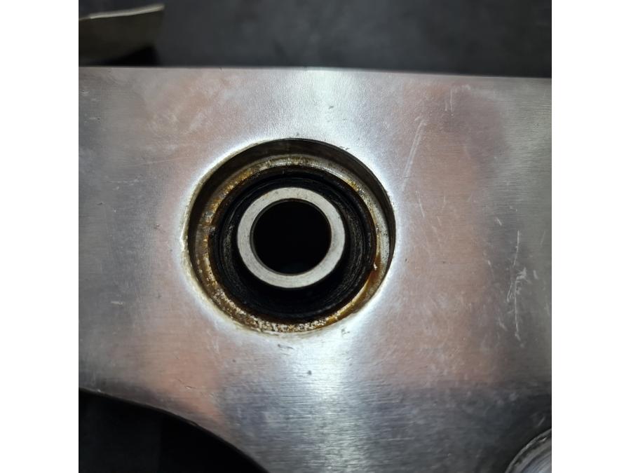 Vänster sida på Gaffelkrona från en Yamaha XVS 650 -1997 motorcykel.