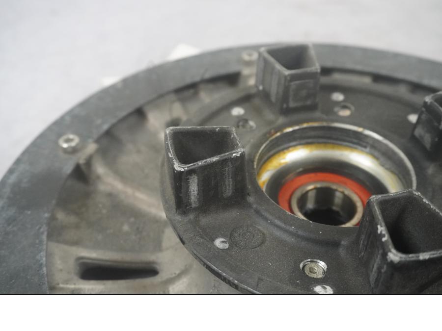 Vänster sida på Remdrev från en Kawasaki VN 900 -2008 motorcykel.