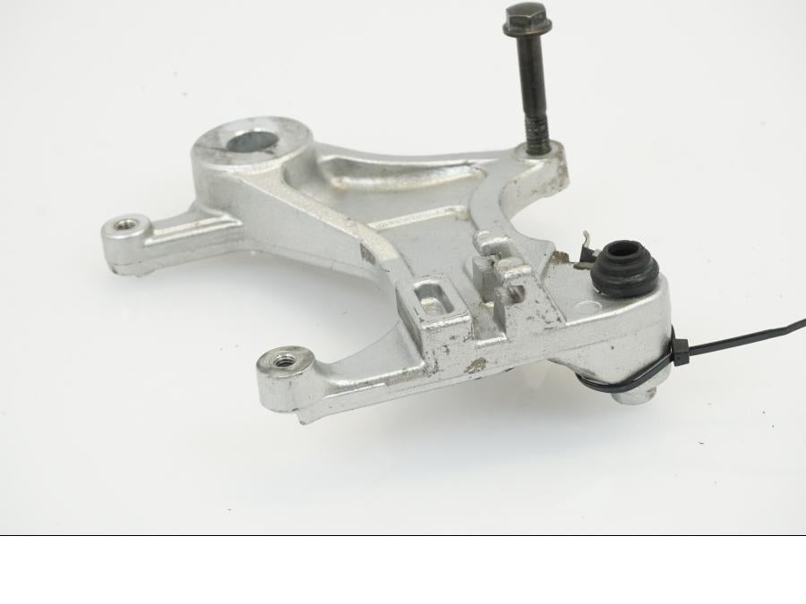 Baksidan på Bromsoksfäste från en Honda XRV 750 -2003 motorcykel.