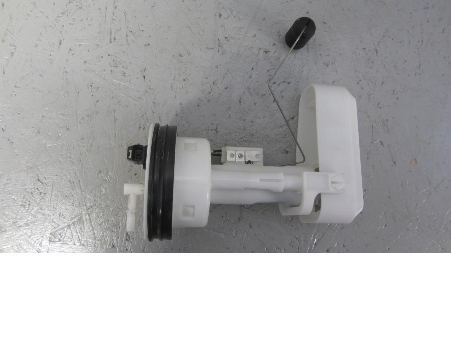 Baksidan på Bensinpump insprut från en Suzuki LTA 750 XP E -2009 motorcykel.