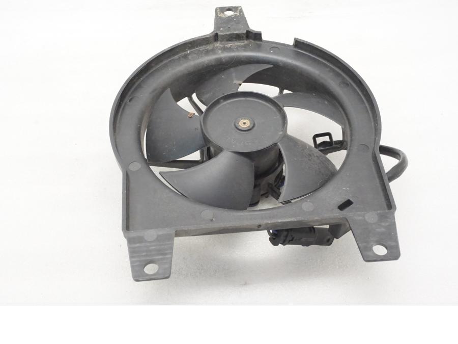 Baksidan på Vattenkylfläkt från en BMW F 800 R -2011 motorcykel.