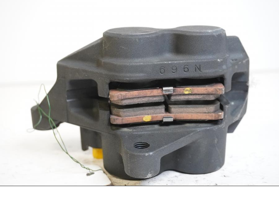 Höger sida på Bromsok från en Yamaha MT-07 Tracer -2016 motorcykel.