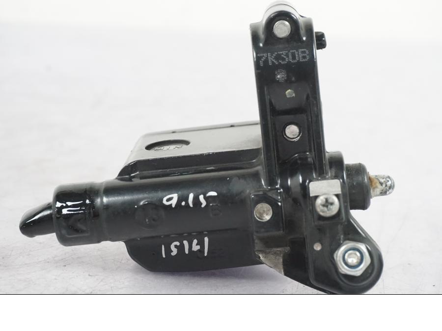 Snett nerifrån på Bromshuvudcylinder från en KTM 390 Duke -2018 motorcykel.