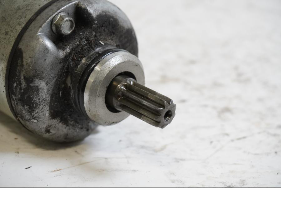 Baksidan på Startmotor från en Yamaha YZF R6 -1999 motorcykel.