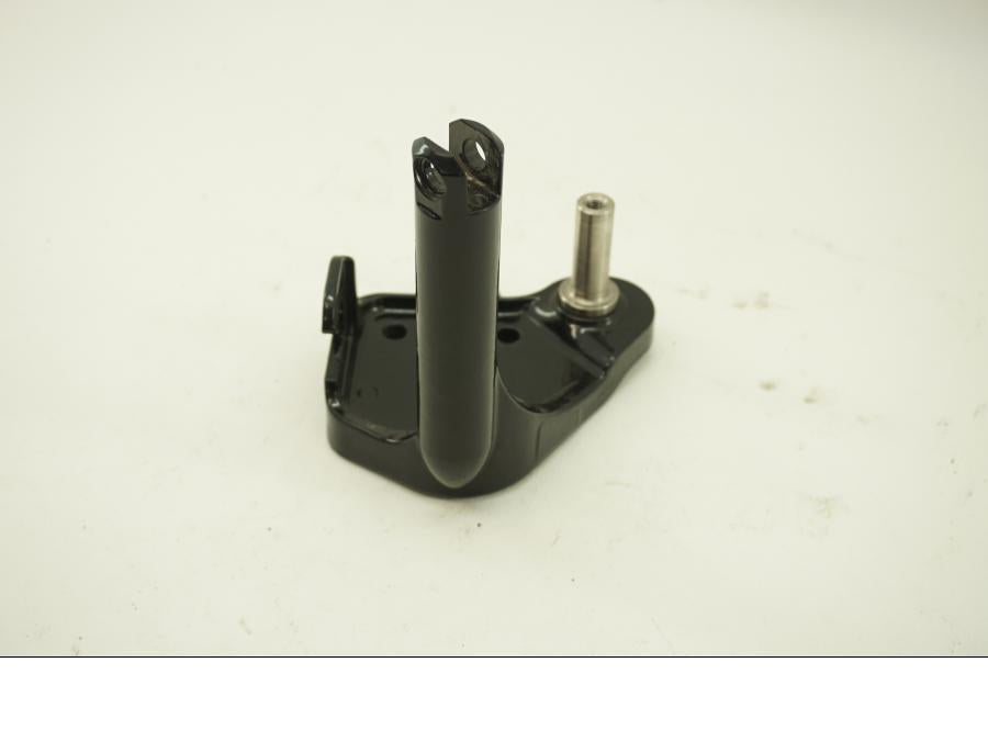 Baksidan på Fotpinnefäste från en H-D FXSE -2017 motorcykel.