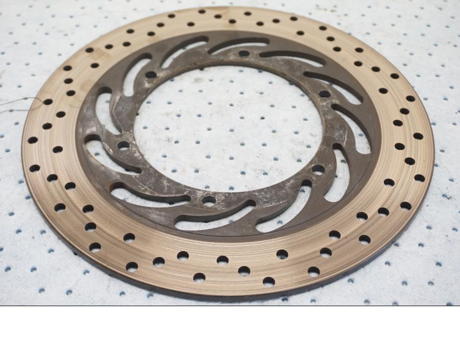 Baksidan på Bromsskiva från en Yamaha XVS 1100 -2000 motorcykel.