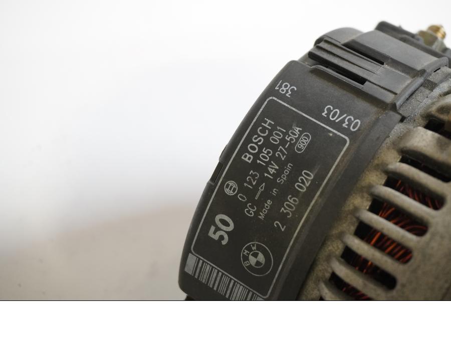 Höger sida på Generator från en BMW R 1100 S -2003 motorcykel.