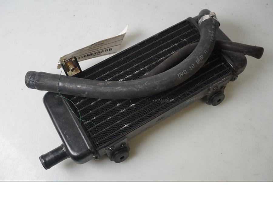 Höger sida på Vattenkyl från en MZ 125 -2003 motorcykel.