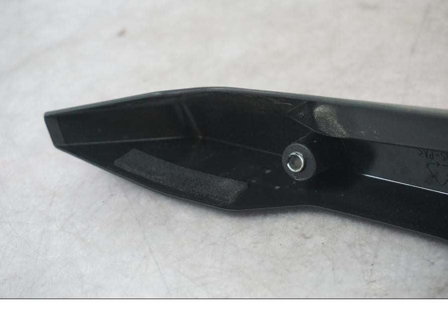 Snett nerifrån på Bakvinge från en KTM 1290 Super Adventure S -2022 motorcykel.