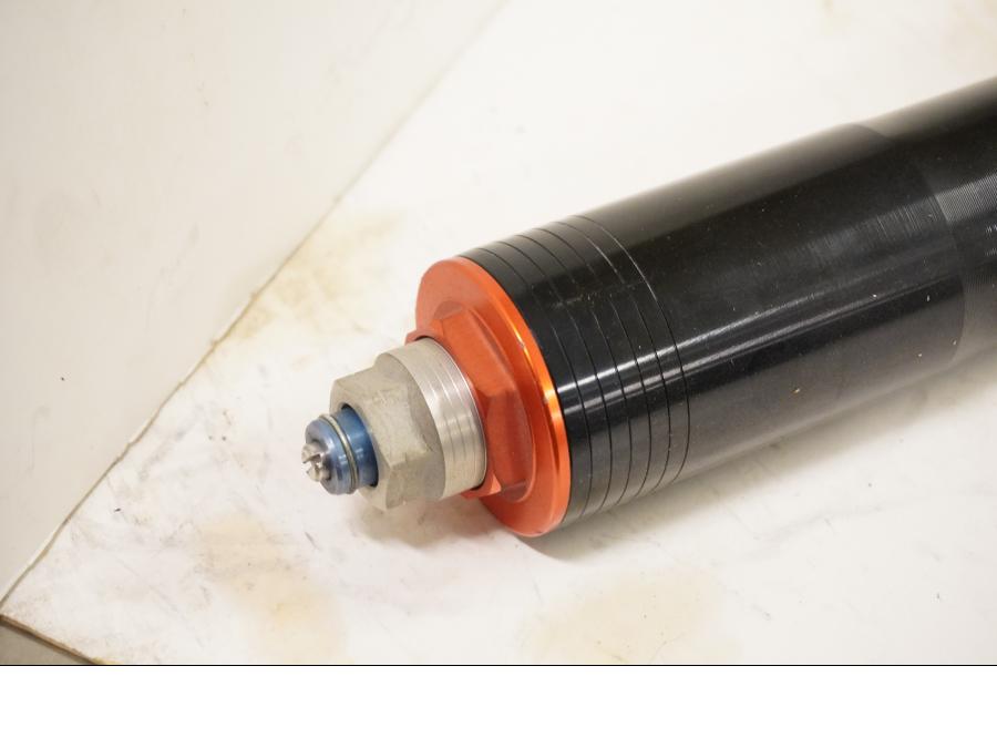 Snett uppifrån på Gaffelben från en Aprilia RSV 1000 -2002 motorcykel.