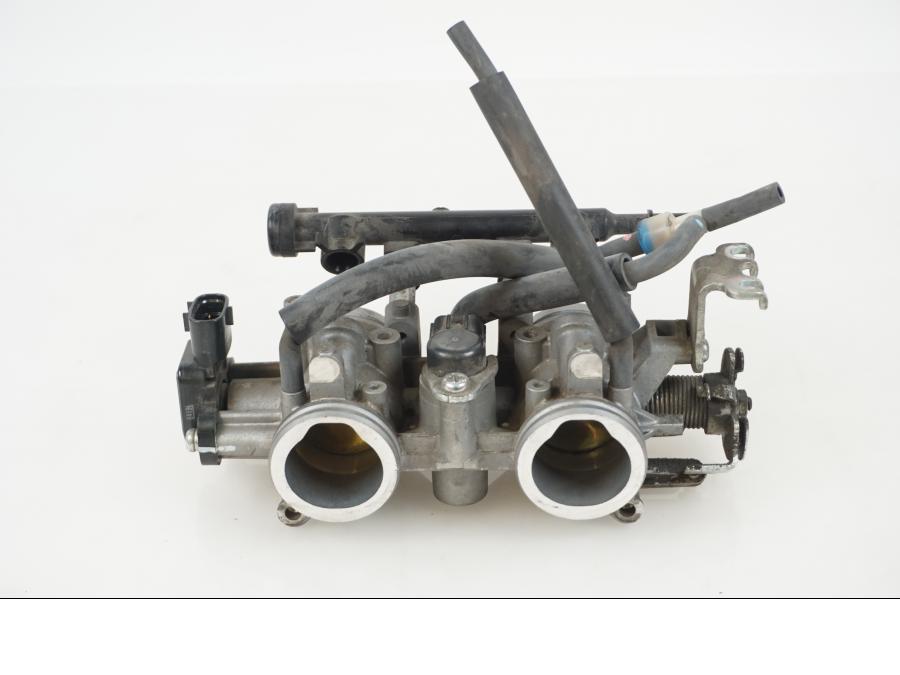 Vänster sida på Spjällhus från en Yamaha MT-07 -2016 motorcykel.