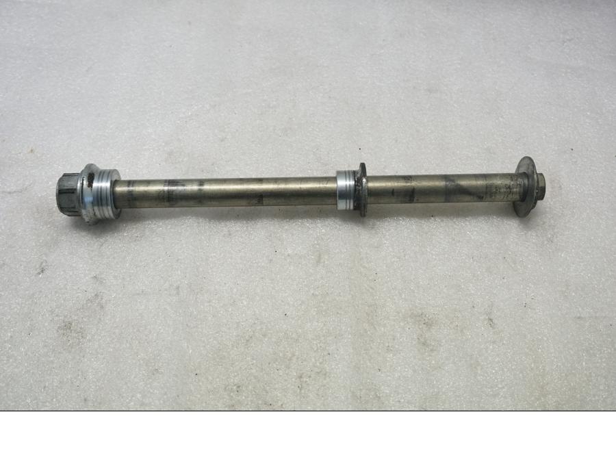 Framsidan på Axel från en Suzuki SV 650 -2016 motorcykel.