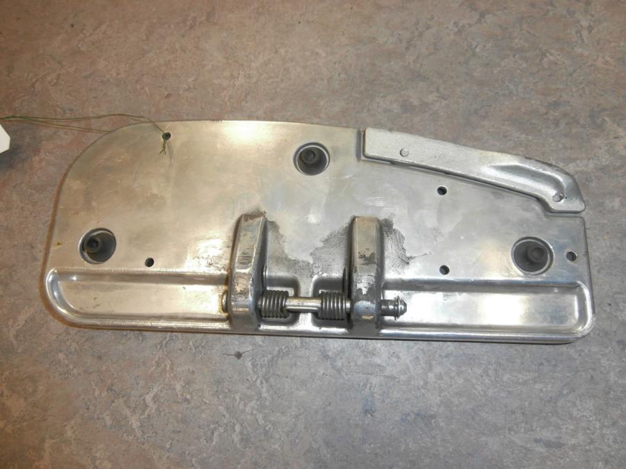 Baksidan på Fotplatta från en Yamaha XVS 1300 -2008 motorcykel.