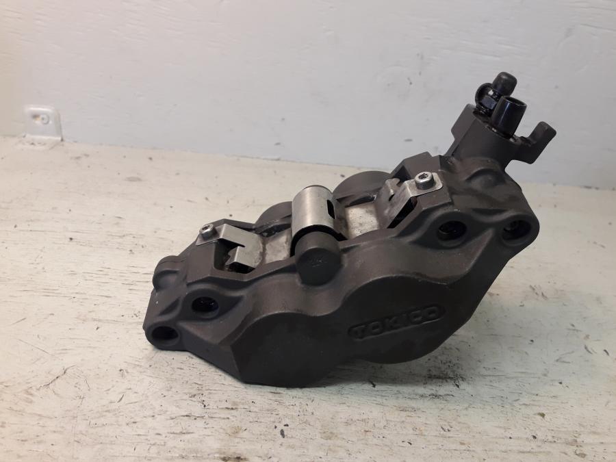 Baksidan på Bromsok från en BMW R 1150 R -2004 motorcykel.