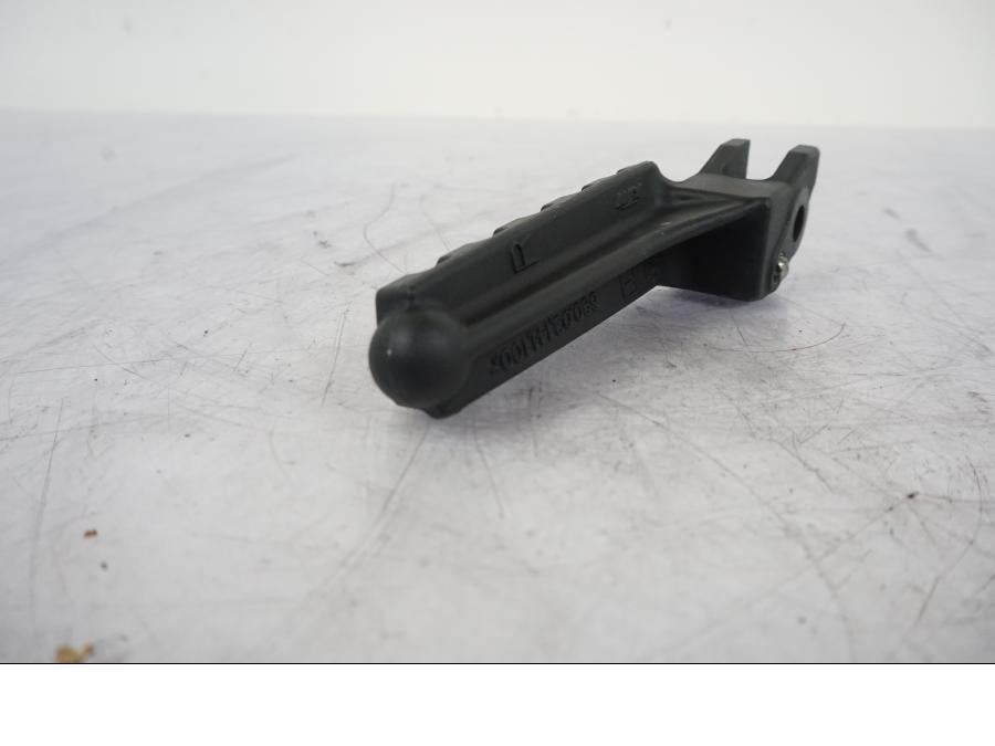 Snett nerifrån på Fotpinne från en KTM 1290 Super Duke -2019 motorcykel.