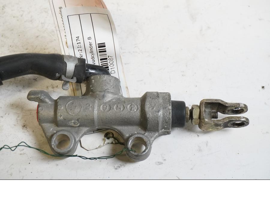 Vänster sida på Bromshuvudcylinder från en Kawasaki ZX-9R -2000 motorcykel.