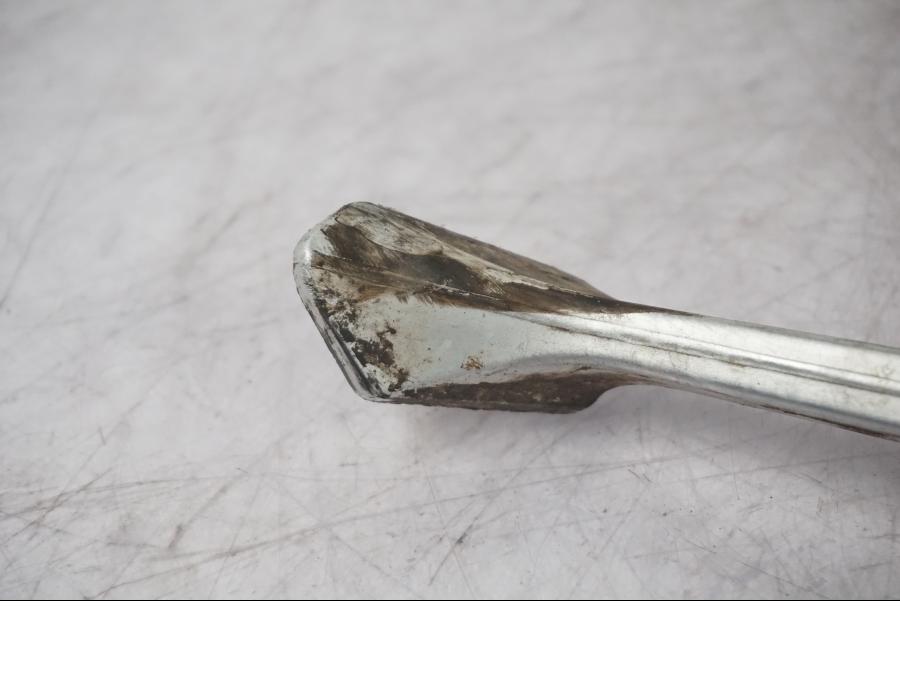 Snett nerifrån på Sidostöd från en Triumph Tiger Explorer -2016 motorcykel.