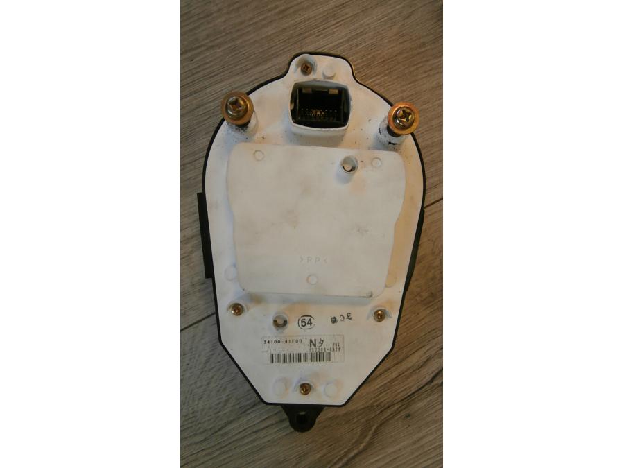 Baksidan på Instrumentpanel från en Suzuki VL 800 -2001 motorcykel.