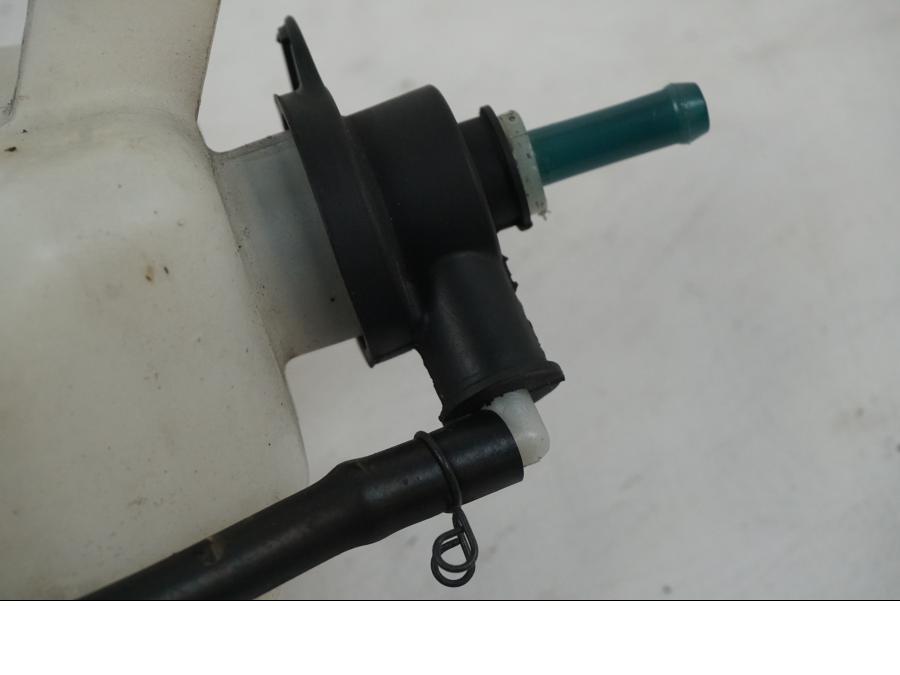 Snett nerifrån på Vattenexpansionskärl från en Yamaha MT-07 -2019 motorcykel.