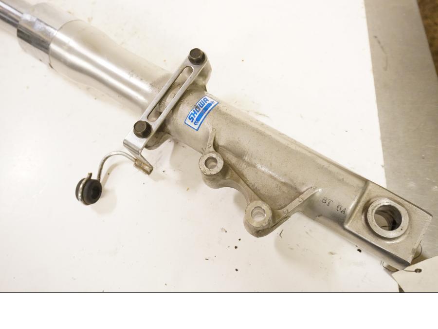 Snett nerifrån på Gaffelben från en Kawasaki VN 1500 -1999 motorcykel.