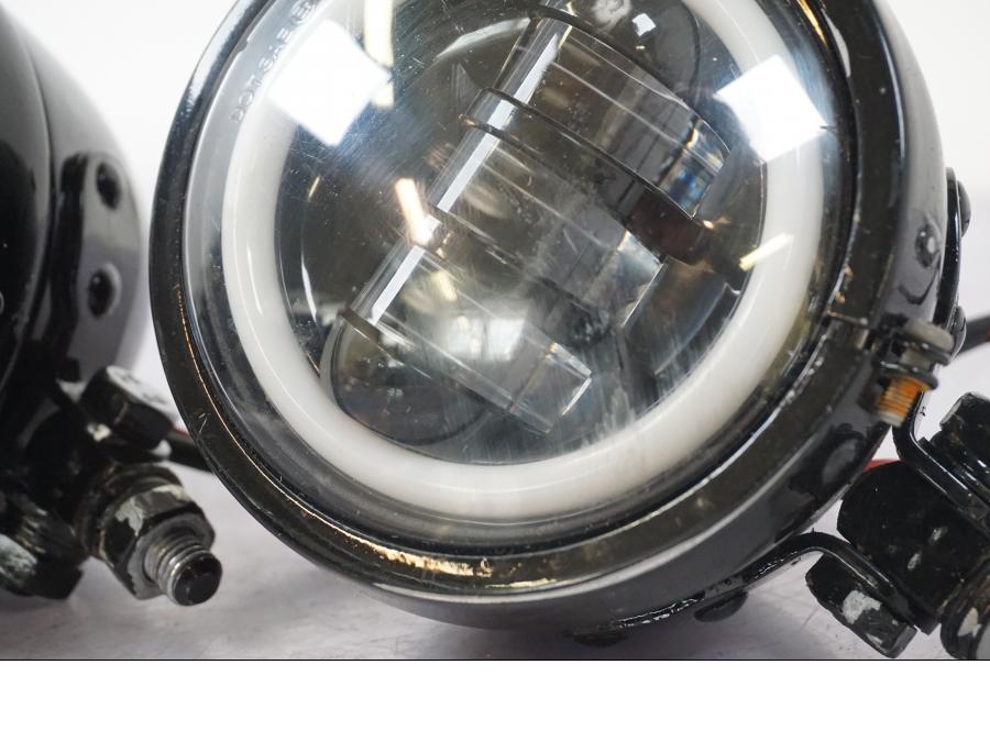 Snett nerifrån på Extraljus från en Yamaha XVS 1100 -2004 motorcykel.